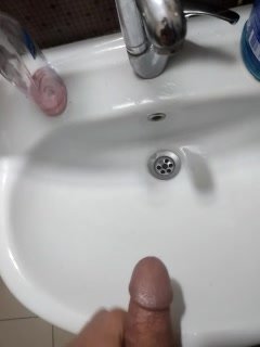 turkish guy cumming in the bathroom