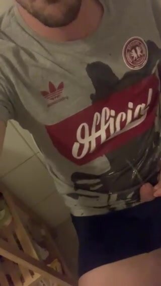 Josh_Lio2022 German Fag pisses his tshirt