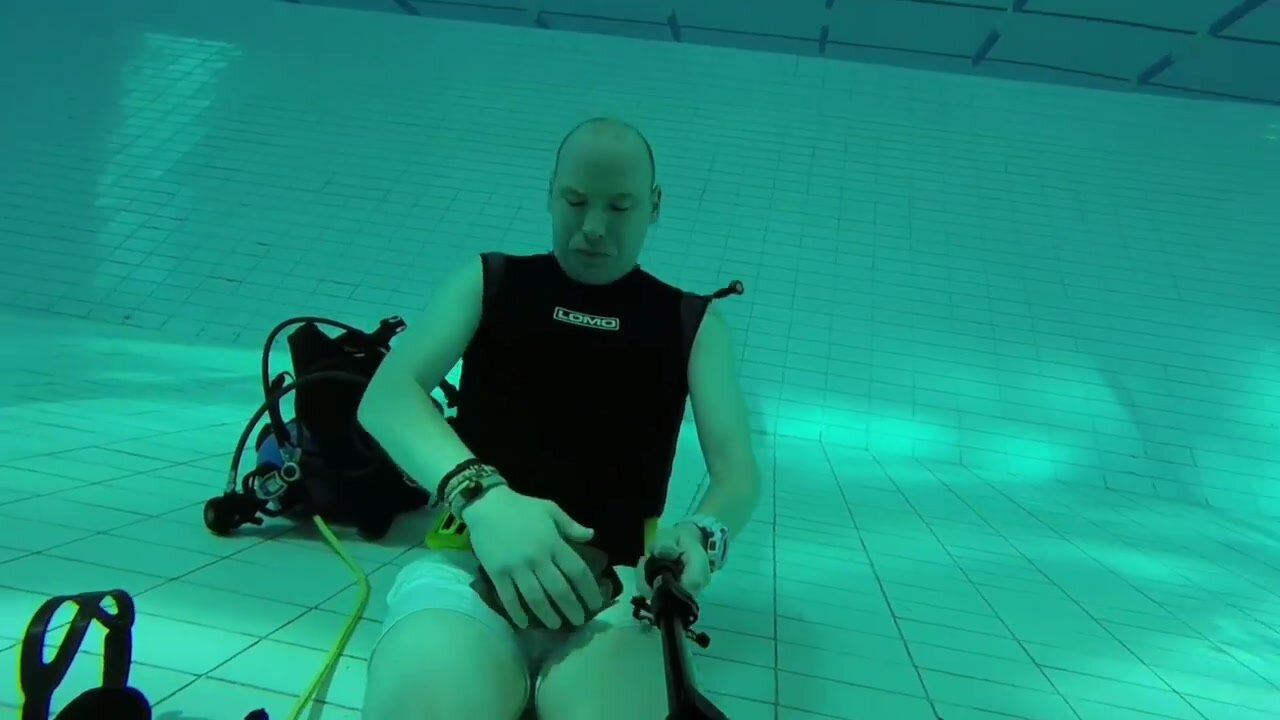 Ray breatholding barefaced underwater in pool