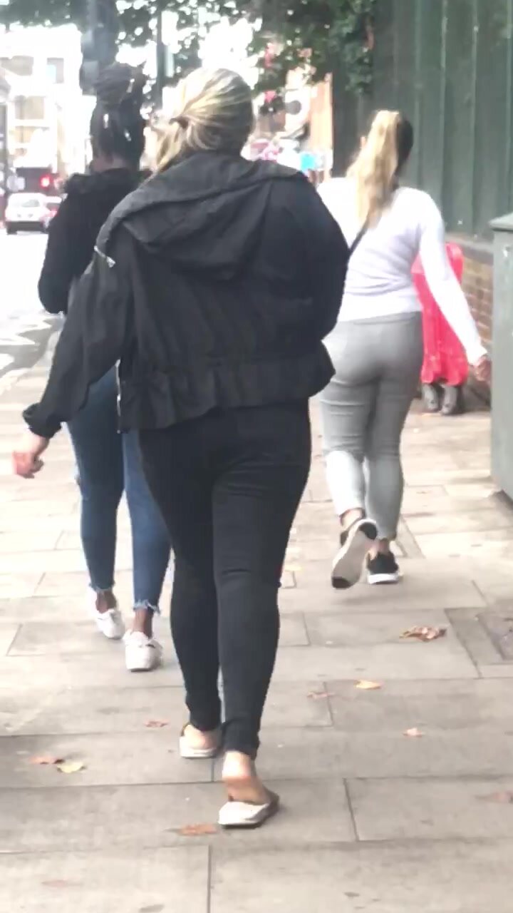 3 sexy asses walking