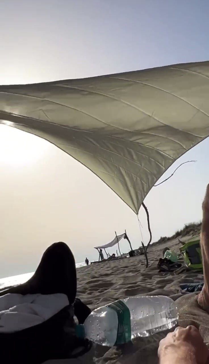 Pompino nella spiaggia naturista
