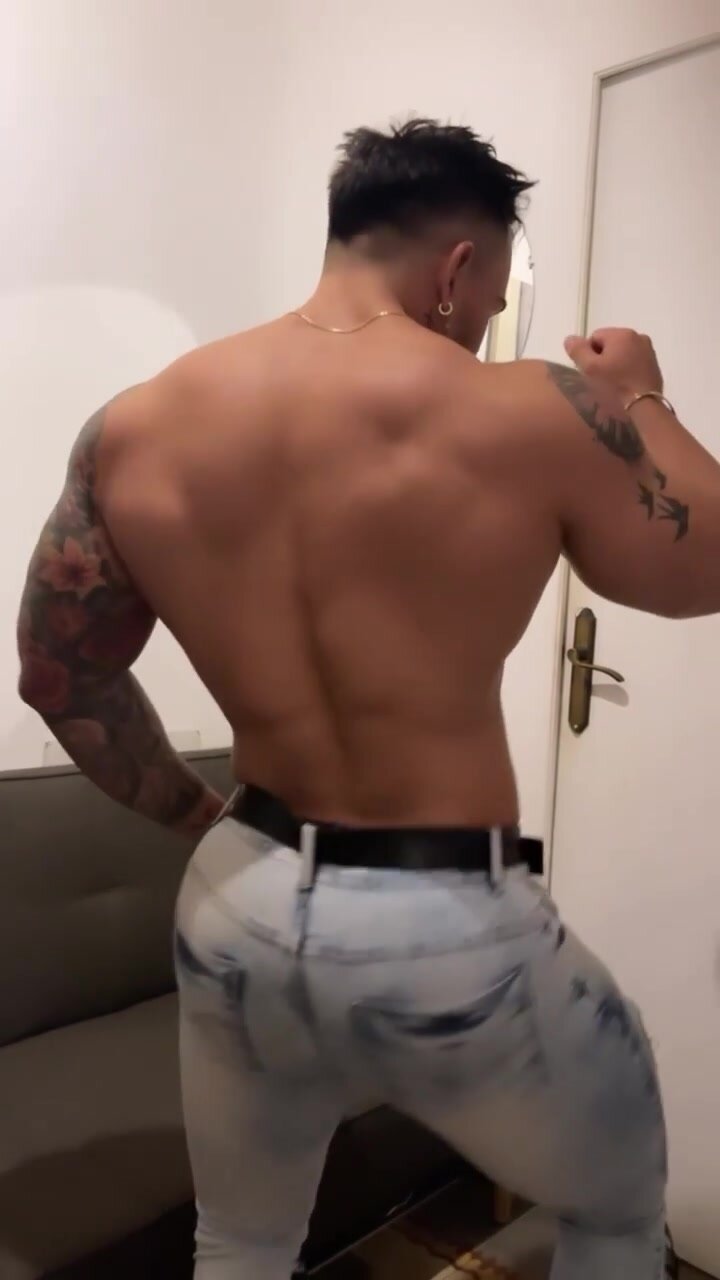 Hot muscle butt - video 2