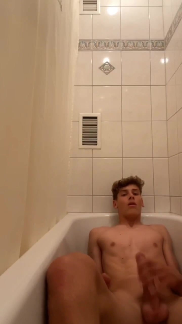 ITALIAN TWINK JERK OFF IN THE BATH TUB
