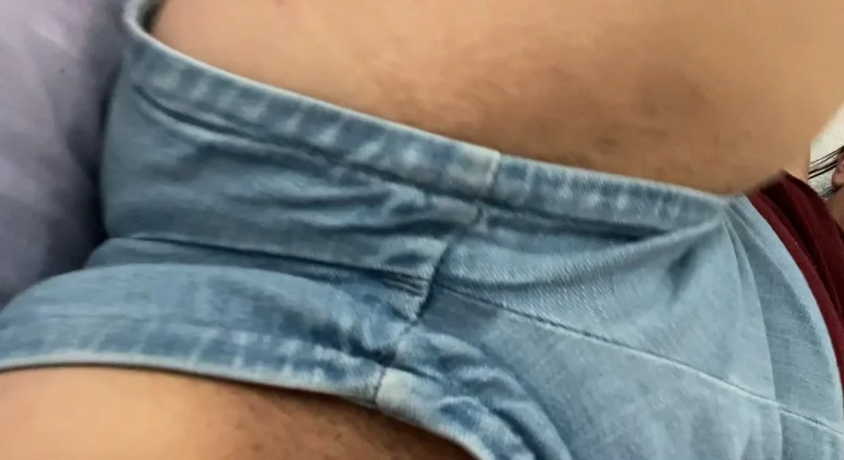 Making a wet spot in her shorts - ThisVid.com