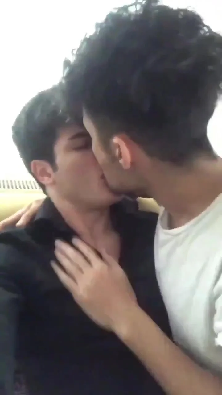 Guys kissing - Guys kissing |ThisVid.com