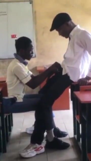 AFRICAN TEACHERS FUCKS STUDENTS ASS IN CLASS