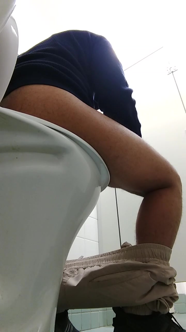 toilet bc 25- Cute guy big poo