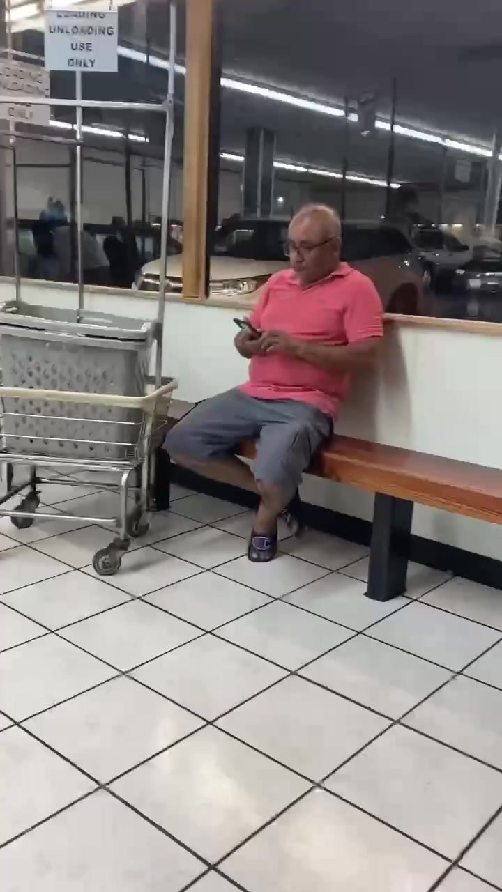 Feet spy : daddy at the laundromat