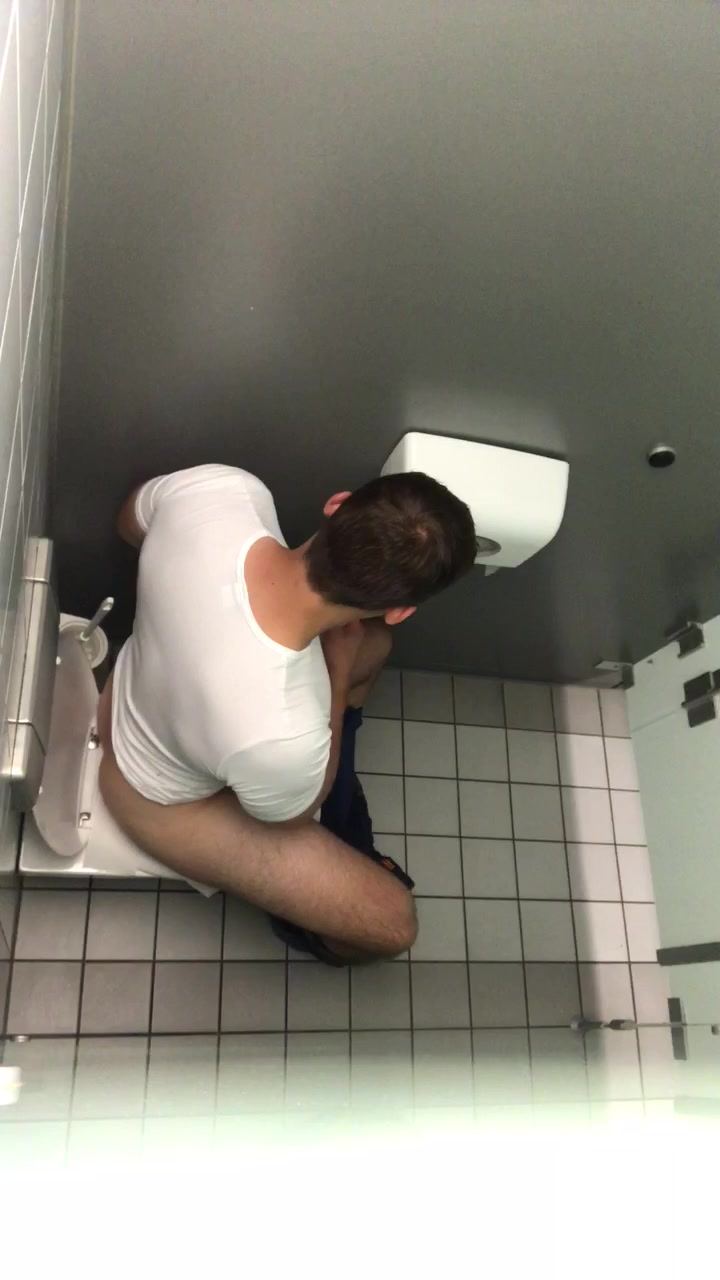 Big ass guy wiping