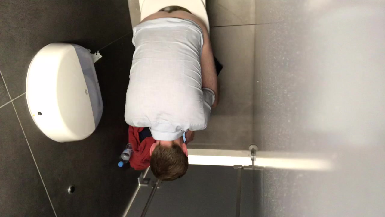 Blond hotty pooping