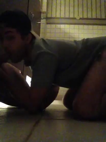 GUYS EXCHANGE DICK SUCKING IN BUSY UNDERSTALL