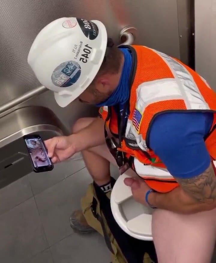 Worker takes advantage of his break time to fuck her