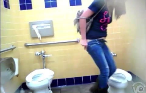 Latina public toilet pee