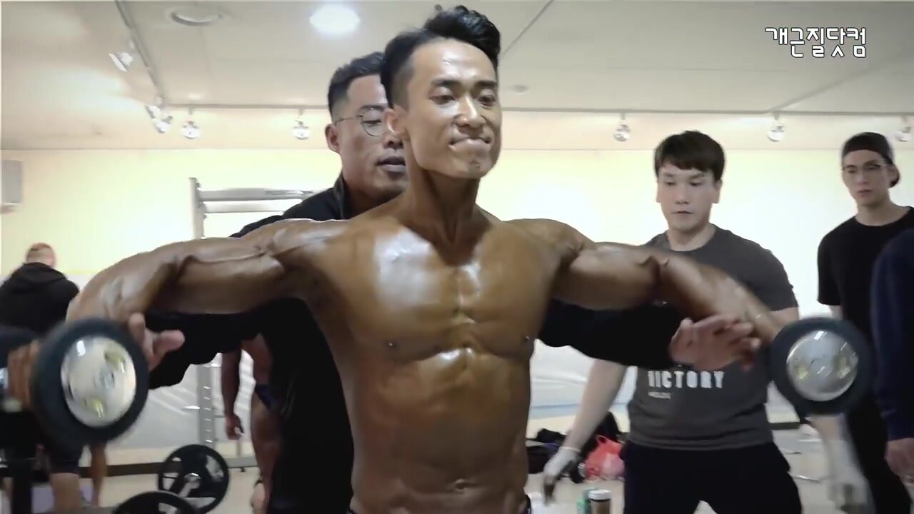JACKED YOUNG ASIAN BODYBUILDERS ON DISPLAY