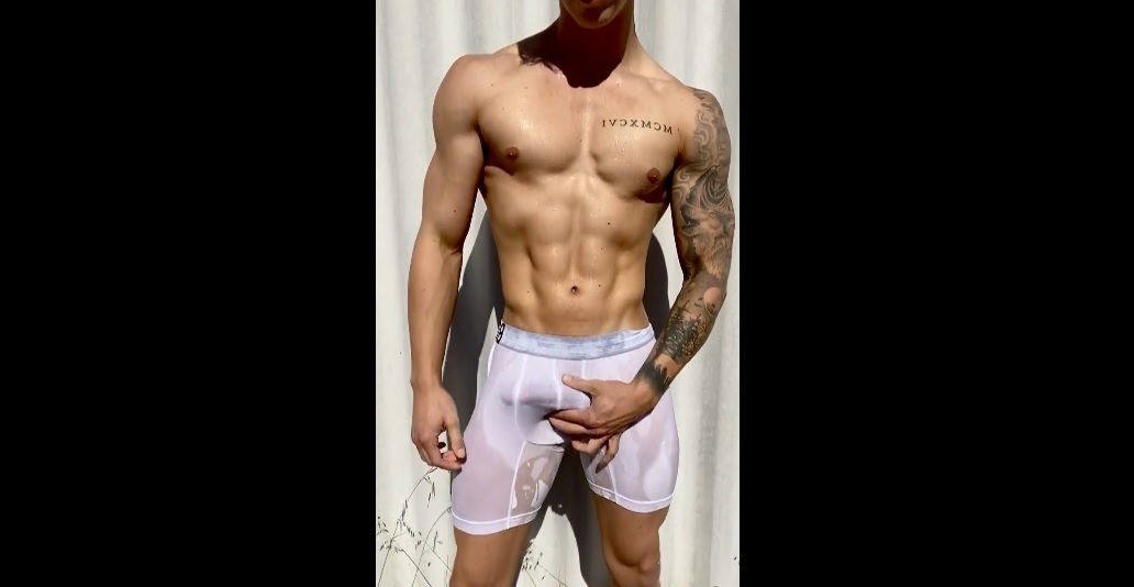 Hot Aussie Guy Showing off his Wet Body