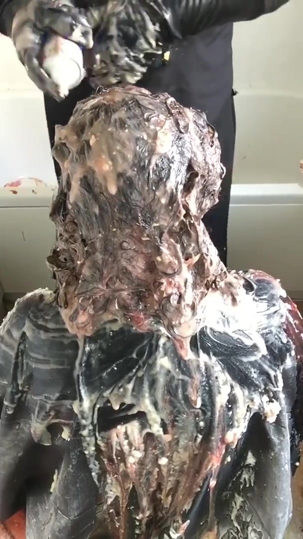 Messy Hair Shampooing - video 2