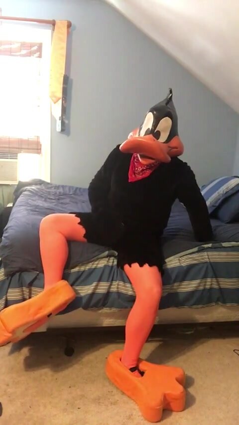 More Daffy Duck pawing