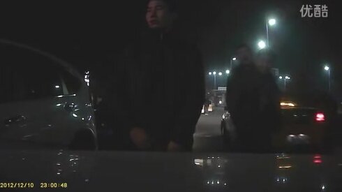 ASIAN MEN PISSING IN THE STREET - video 2