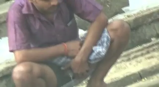 INDIAN MEN PISSING OUTSIDE 3 - video 2 - ThisVid.com