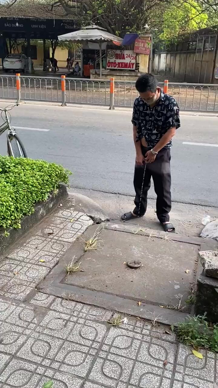 ASIAN DADDY TAKING A PEE IN STREET