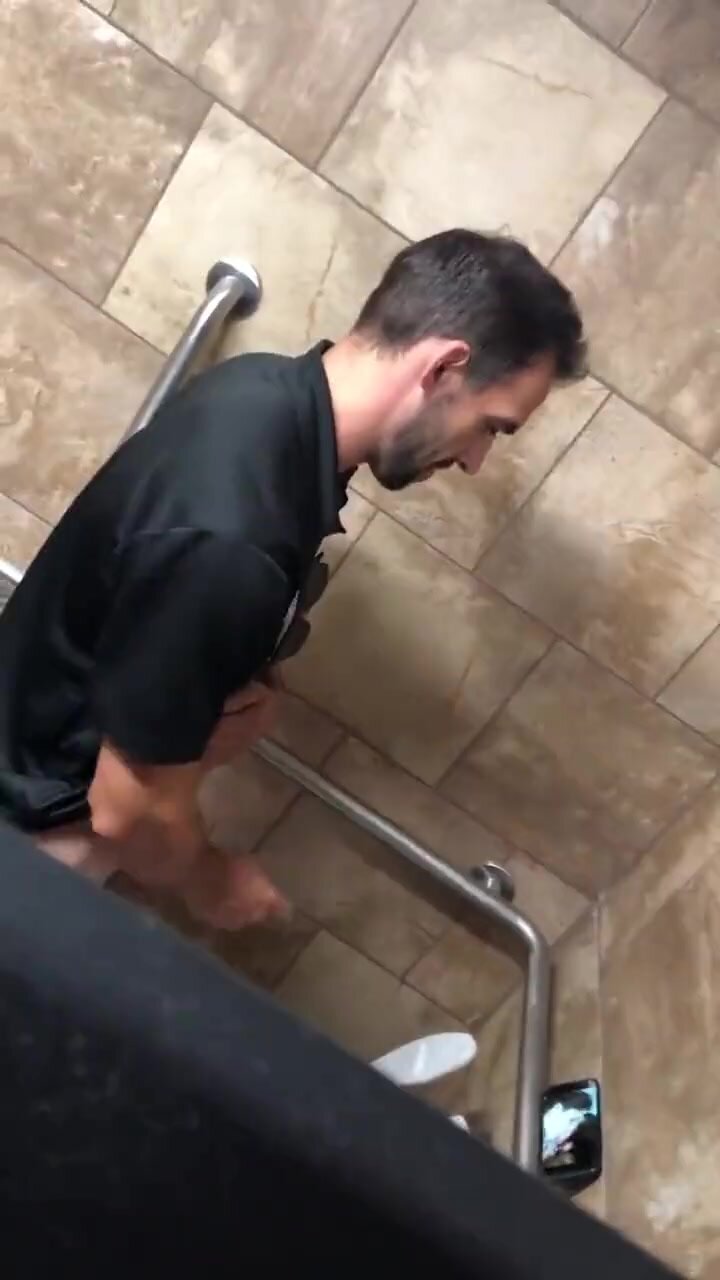 Guy Jerking Off in Stall