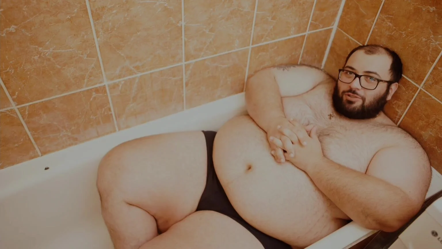 Fat man in bathtub - ThisVid.com