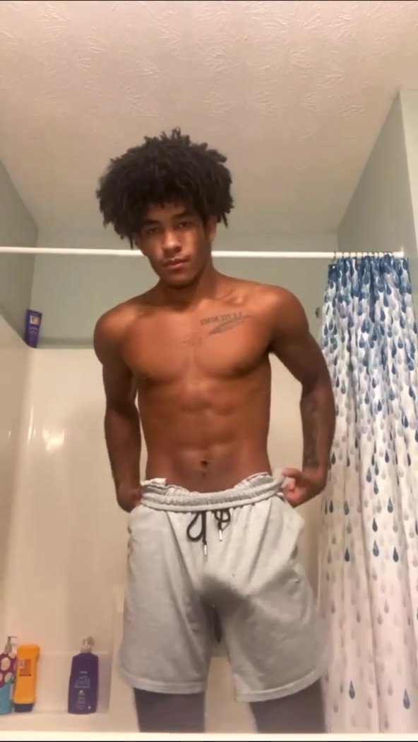 Lightskin Fxndibaby showing his ass