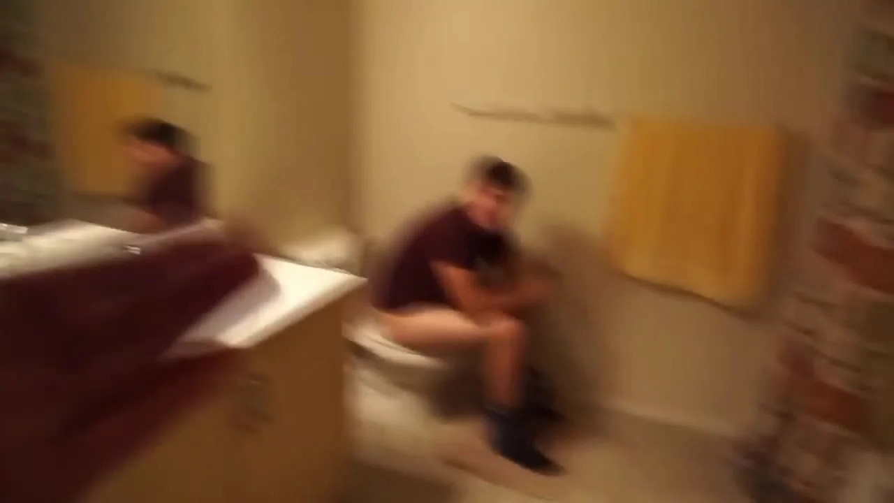 Alex Ernst on the Toilet - ThisVid.com