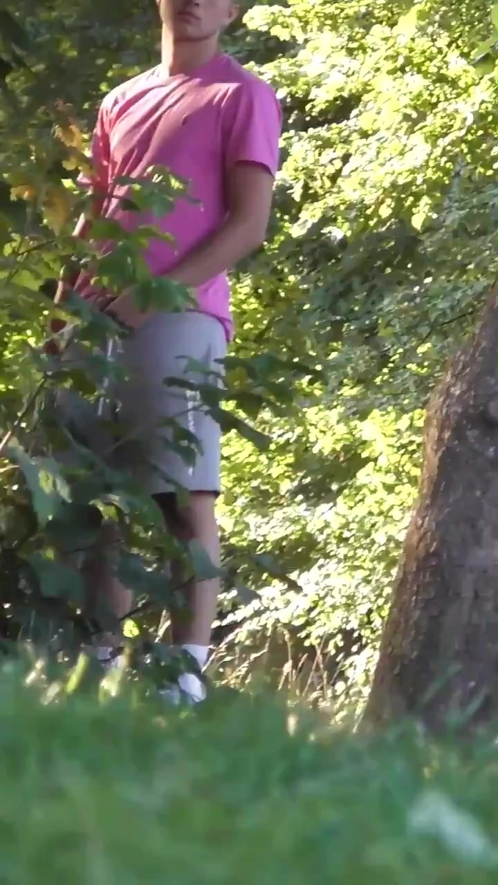Hot guy pisses in bushes