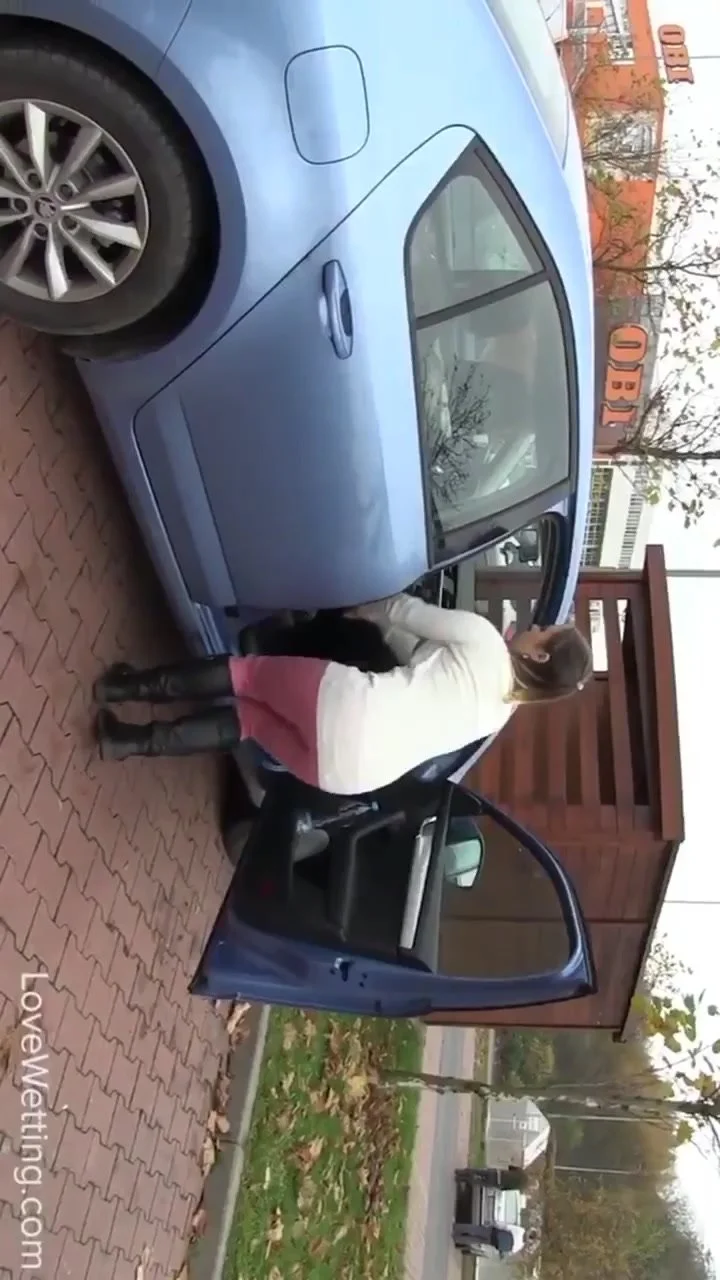 Video: Girl pees pants while trying to load car - ThisVid.com