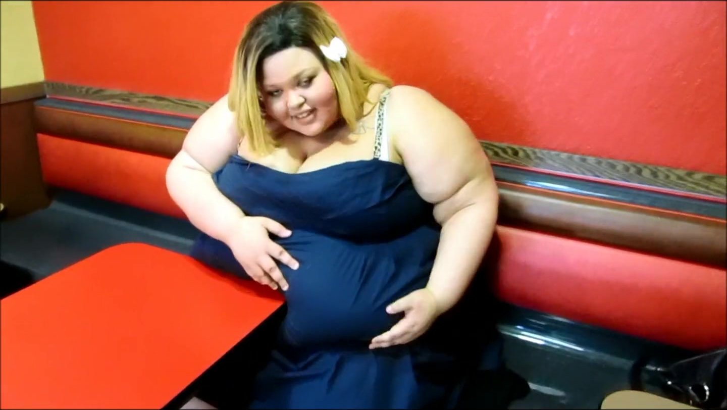 SSBBW gets stuck in diner booth