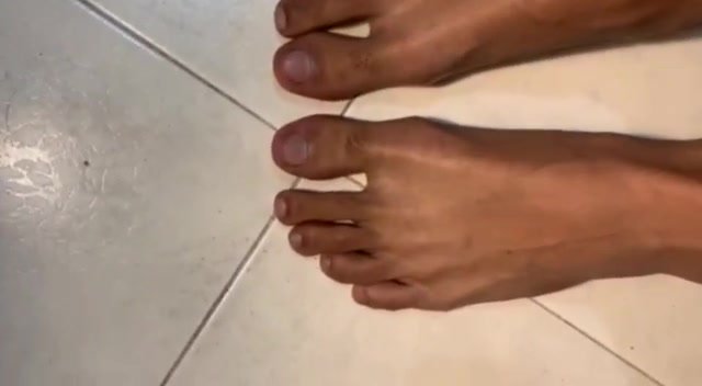 Feet tops - video 5