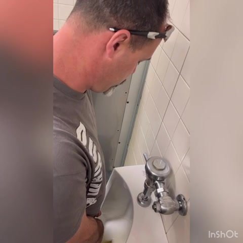 Handsome Daddy Piss - video 2