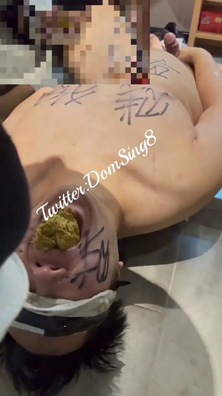 贱畜们快躺好张开狗嘴接老子的黄金！厕奴吃屎狗臭马桶- ThisVid.com