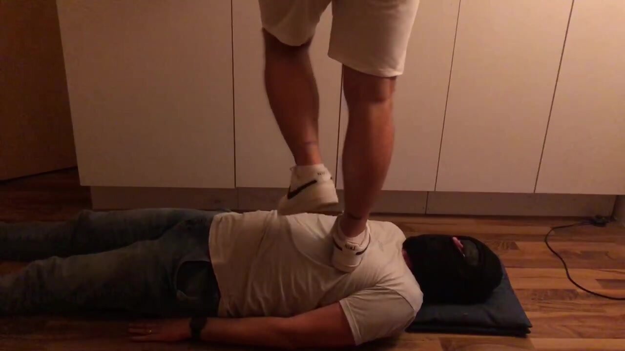 Trampling on the slave with 100kg
