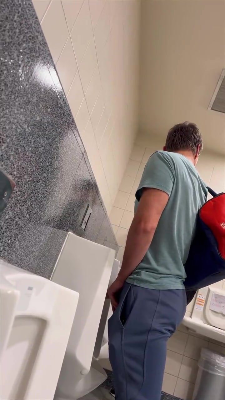 Urinal huge ... soft piss