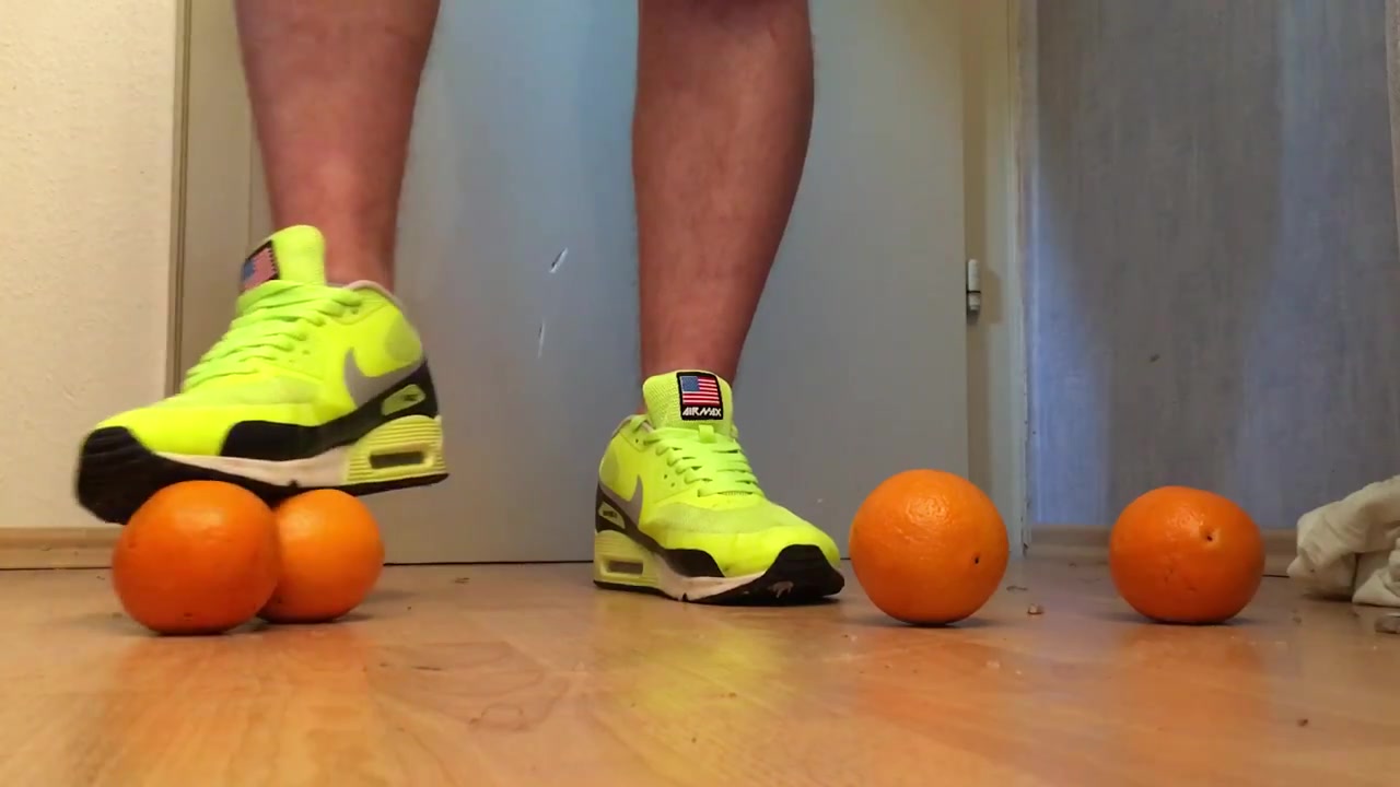 ME STOMPING ORANGES IN SIZE 9 NIKE AIR MAX