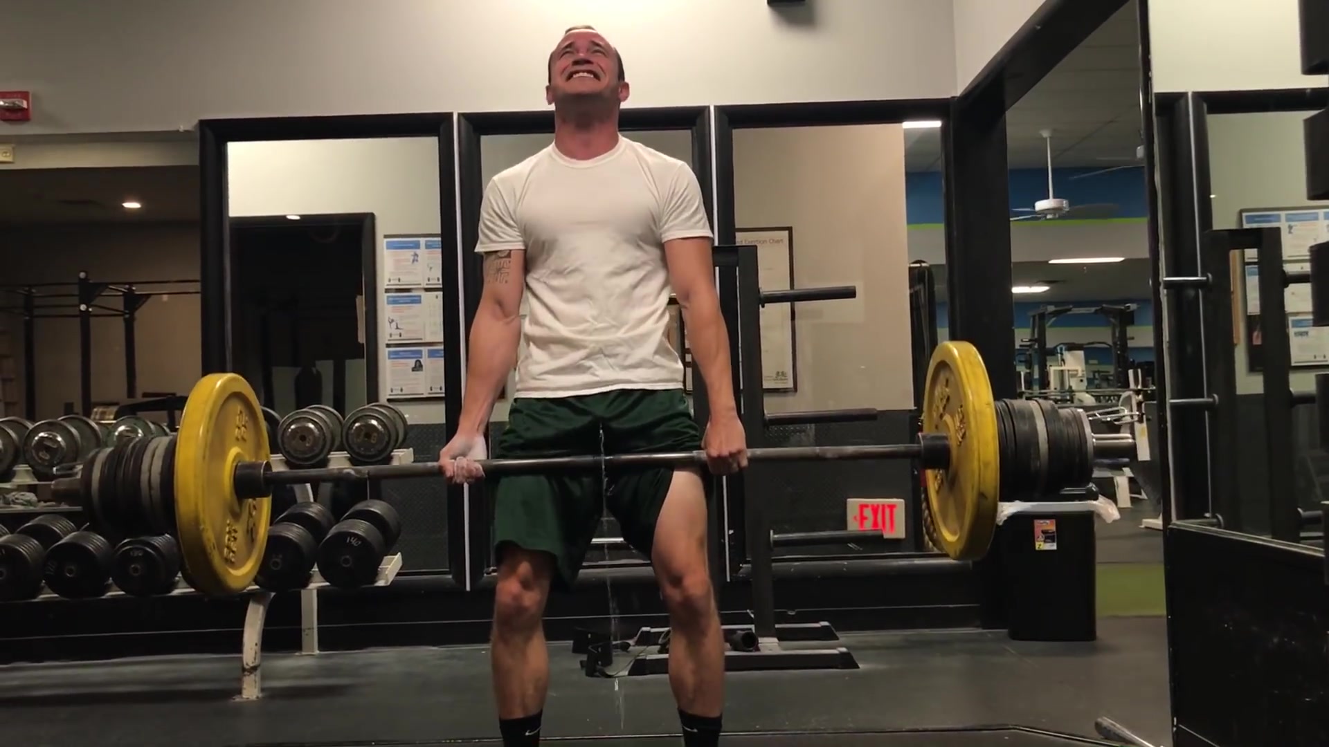 FRIEND PEEING WHILE LIFTING WEIGHTS