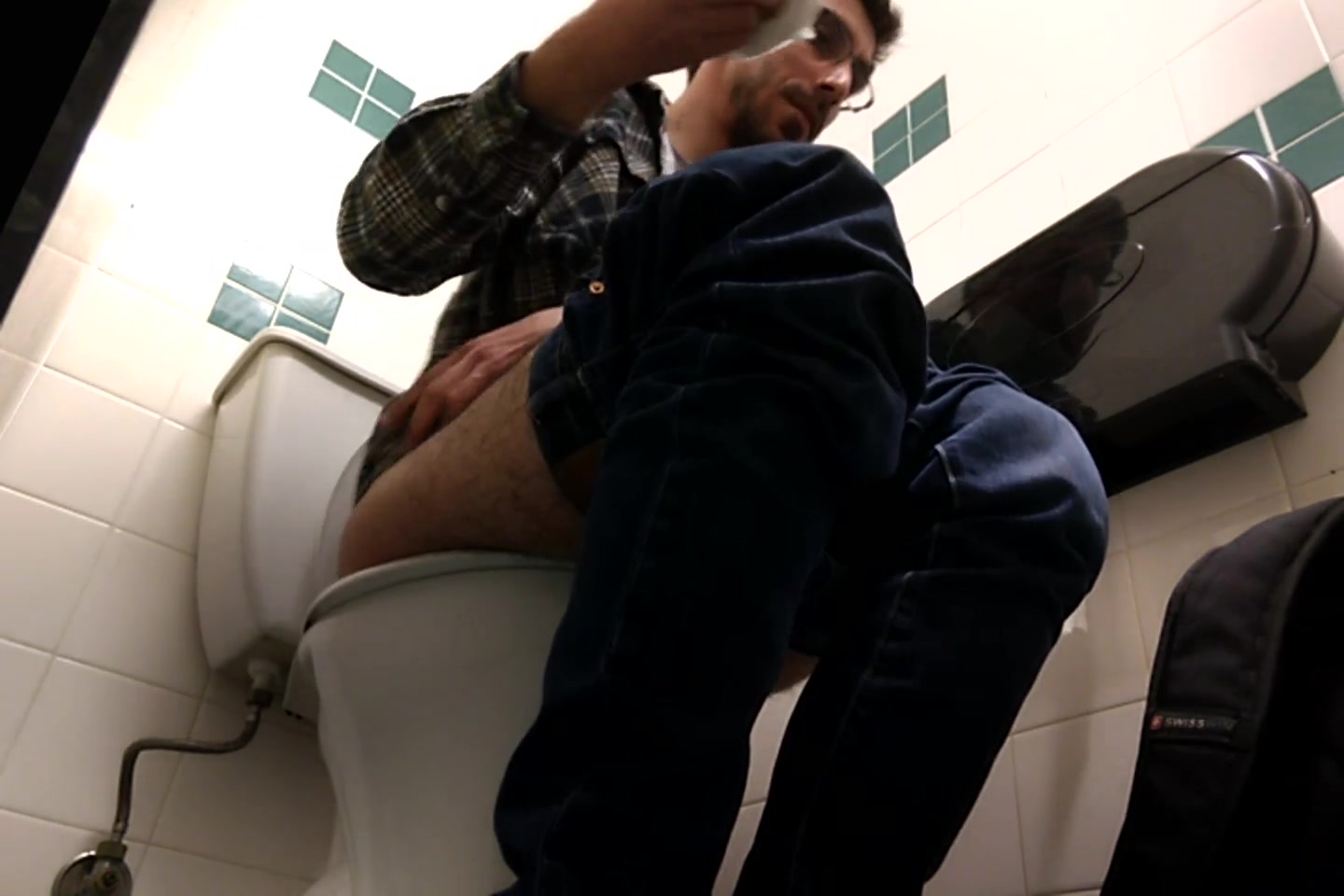 toilet hv 33- Cute nerdy guy