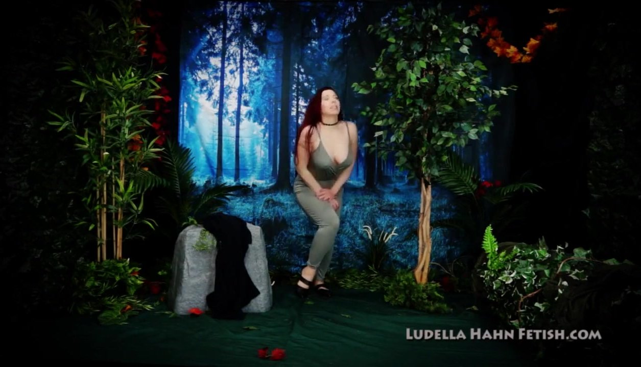 Ludella Hahn nude