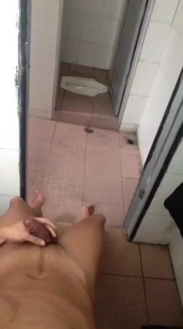 Muscular guy exposing jerk off in public toilet kingluo