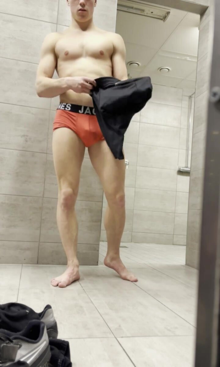 Spy/candid/amateur: Confident guy in locker room - ThisVid.com