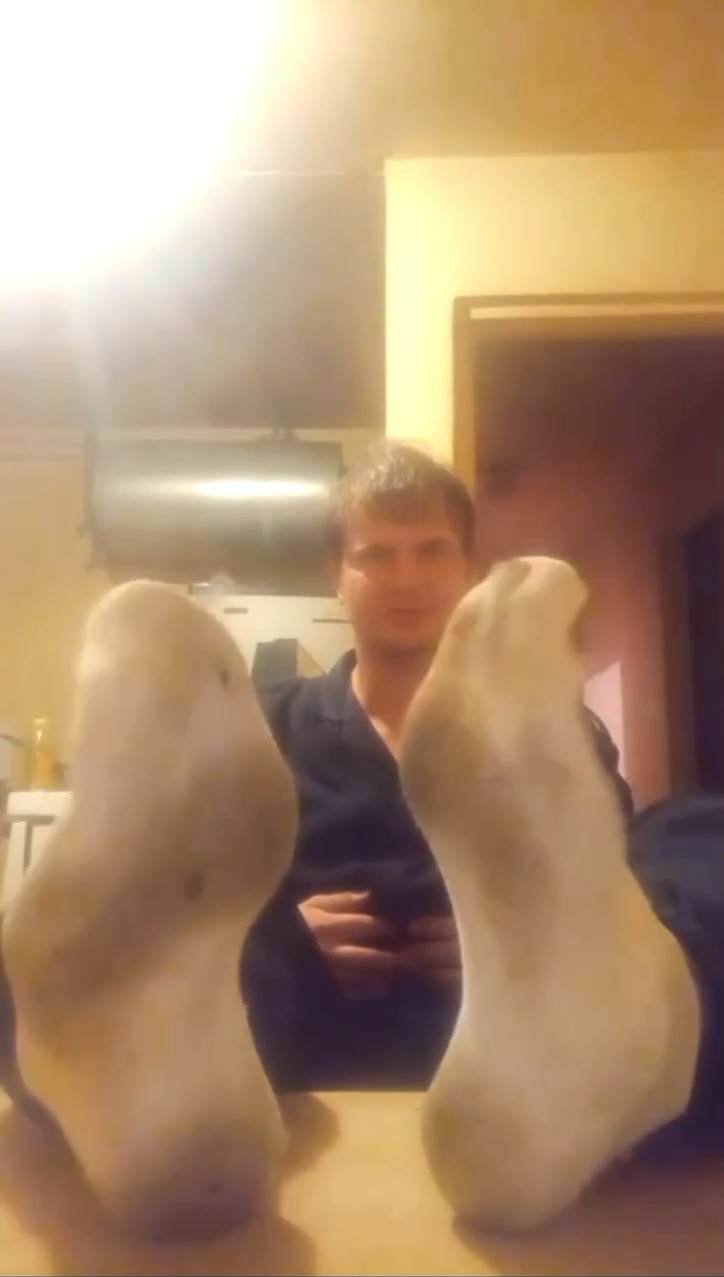 Dude‘s smelly white socks and bare soles