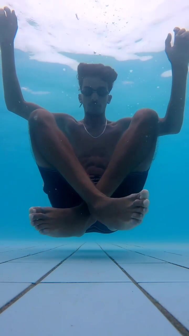 Arab guy barefeet underwater