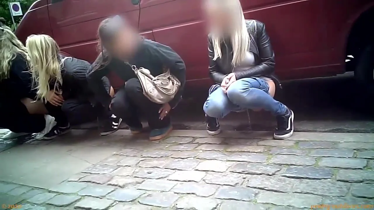 Girls pee on public street - ThisVid.com Türkçe