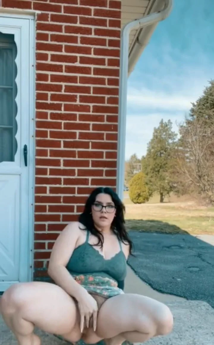 Selfshot: Hairy BBW pissing outside - ThisVid.com