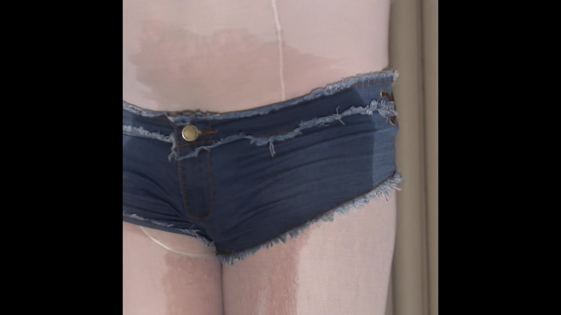 2018-08-28 Peeing in Mini Shorts and Pantyhose