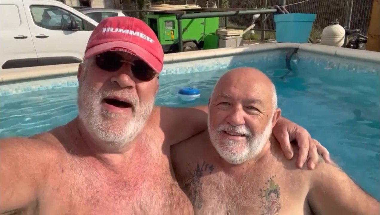 Sexy daddy bear un pool