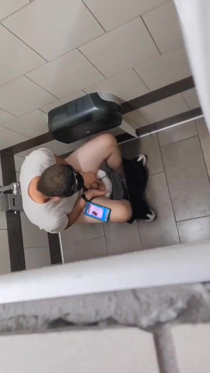 Hot man in the toilets jerks off and cums