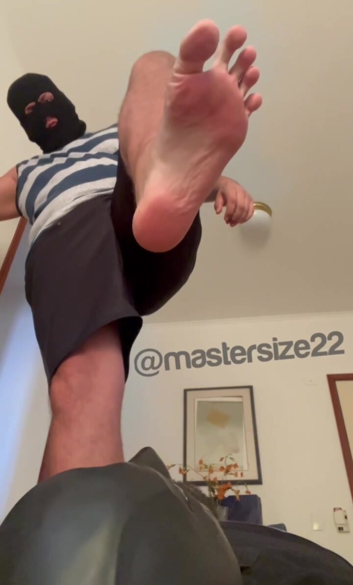 Slave’s face under giant feet size 22us